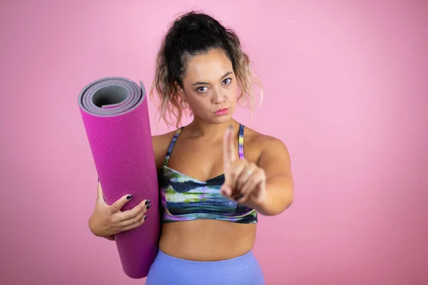 Jonge Mooie Vrouw Draagt Sportkleding Houdt Een Splinter Geïsoleerde Roze — Stockfoto