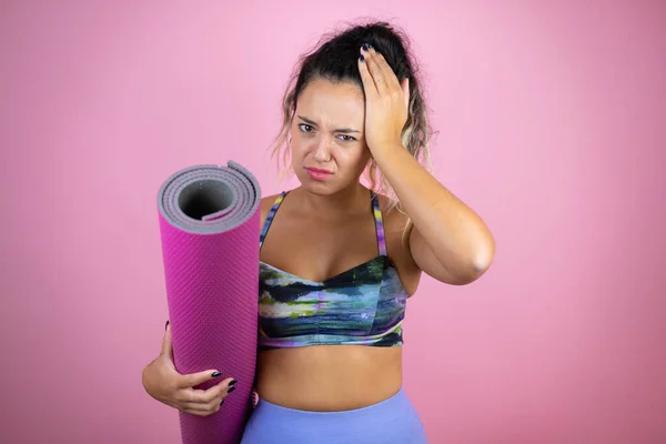 Jonge Mooie Vrouw Draagt Sportkleding Houdt Een Splinter Geïsoleerde Roze — Stockfoto