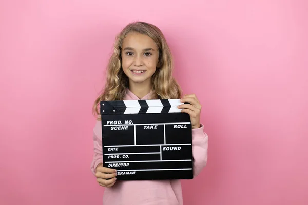 Junge Schöne Kind Mädchen Steht Über Isolierten Rosa Hintergrund Halten — Stockfoto