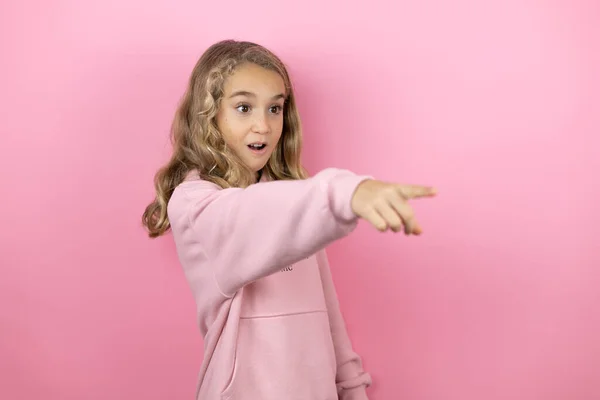 Jovem Menina Bonita Sobre Fundo Rosa Isolado Apontando Com Dedo — Fotografia de Stock