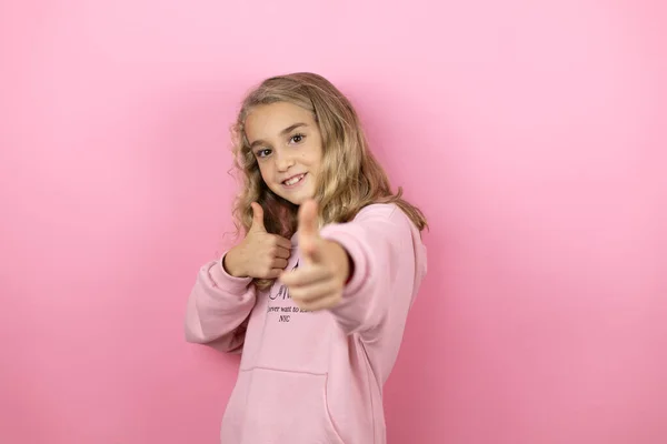 Ung Vacker Barn Flicka Står Över Isolerade Rosa Bakgrund Pekar — Stockfoto