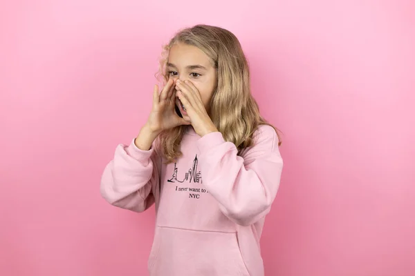 Young Beautiful Child Girl Standing Isolated Pink Background Shouting Screaming — Stock Photo, Image