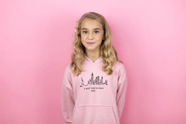Fiatal Gyönyörű Gyermek Lány Áll Felett Elszigetelt Rózsaszín Háttér Mosolyog — Stock Fotó