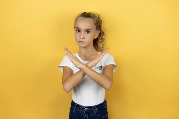 Jovem Menina Bonita Sobre Fundo Amarelo Isolado Expressão Rejeição Cruzando — Fotografia de Stock