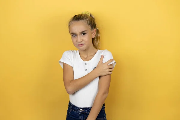 Jovem Menina Bonita Sobre Fundo Amarelo Isolado Com Dor Ombro — Fotografia de Stock