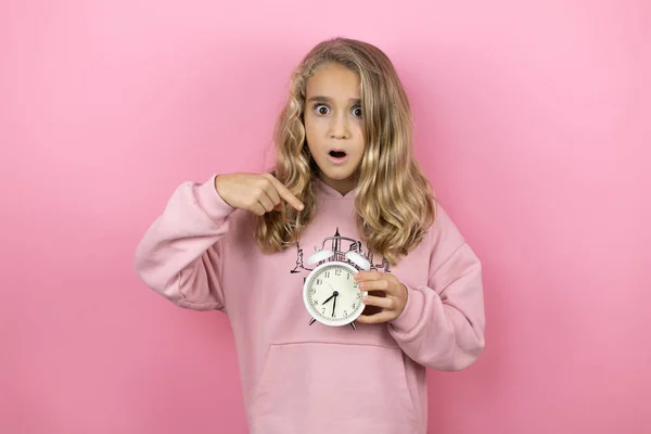 Young Beautiful Child Girl Standing Isolated Pink Background Serious Holding — Stock Photo, Image