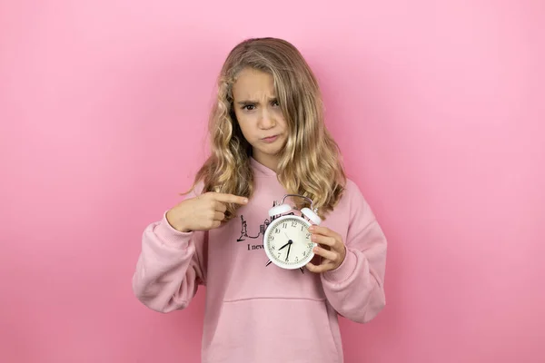 Young Beautiful Child Girl Standing Isolated Pink Background Serious Holding — Stock Photo, Image