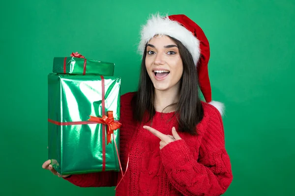 Jovem Mulher Bonita Vestindo Chapéu Natal Santa Segurando Presente Sobre — Fotografia de Stock