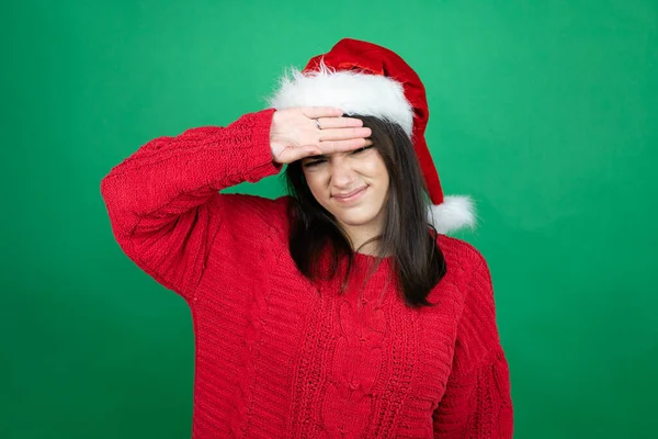 Joven Hermosa Mujer Con Sombrero Navidad Santa Sobre Fondo Verde — Foto de Stock