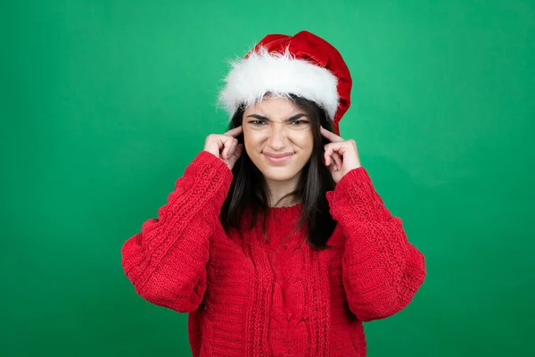 Mladá Krásná Žena Nosí Vánoční Santa Klobouk Přes Izolované Zelené — Stock fotografie