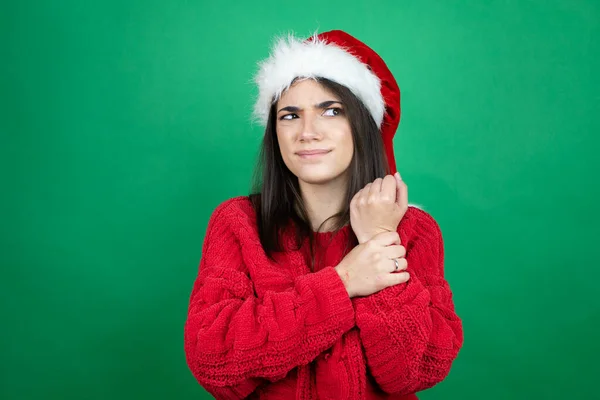 Giovane Bella Donna Che Indossa Natale Santa Cappello Sfondo Verde — Foto Stock