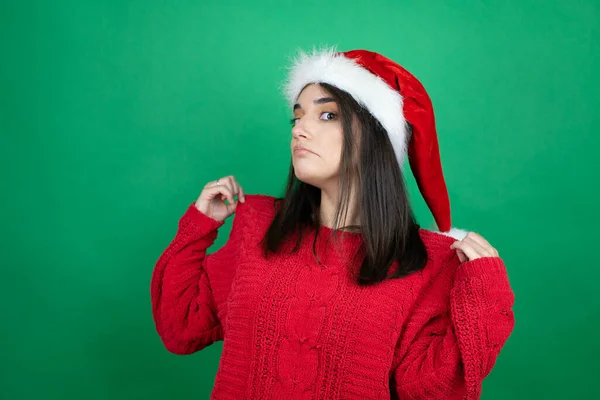 Joven Hermosa Mujer Con Sombrero Navidad Santa Sobre Fondo Verde — Foto de Stock