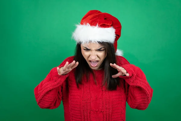 Joven Hermosa Mujer Con Sombrero Navidad Santa Sobre Fondo Verde — Foto de Stock