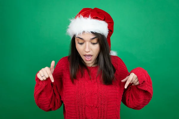 Jovem Mulher Bonita Vestindo Chapéu Natal Santa Sobre Fundo Verde — Fotografia de Stock