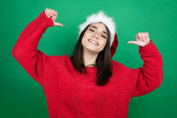 Joven Hermosa Mujer Con Sombrero Navidad Santa Sobre Fondo Verde — Foto de Stock