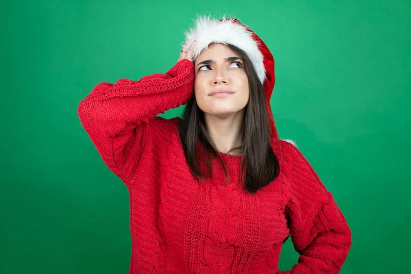 Mladá Krásná Žena Sobě Vánoční Santa Klobouk Přes Izolované Zelené — Stock fotografie