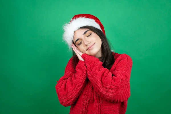 Молода Красива Жінка Різдвяному Капелюсі Санта Над Ізольованим Зеленим Тлом — стокове фото