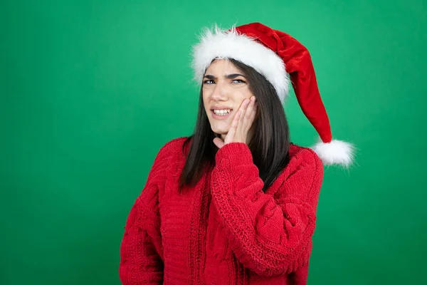 Jeune Belle Femme Portant Chapeau Noël Père Noël Sur Fond — Photo