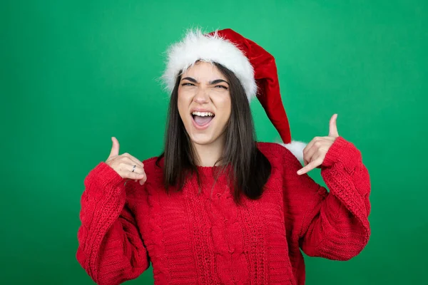 Jovem Mulher Bonita Vestindo Chapéu Natal Santa Sobre Fundo Verde — Fotografia de Stock