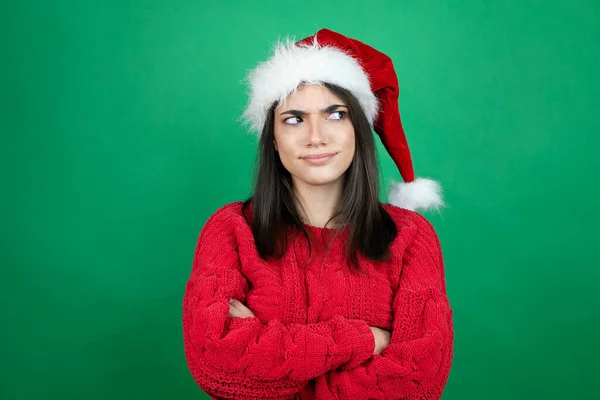 Jeune Belle Femme Portant Chapeau Noël Santa Sur Fond Vert — Photo