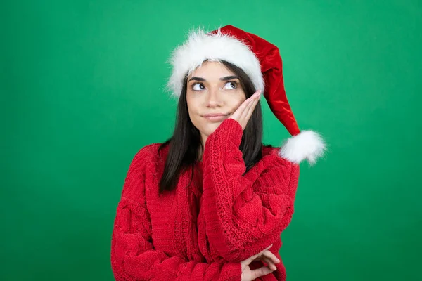 Joven Hermosa Mujer Con Sombrero Navidad Santa Sobre Fondo Verde — Foto de Stock