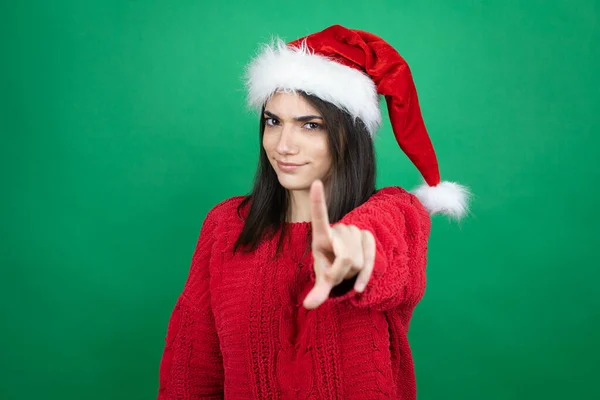 Jonge Mooie Vrouw Dragen Kerstman Hoed Geïsoleerde Groene Achtergrond Tonen — Stockfoto