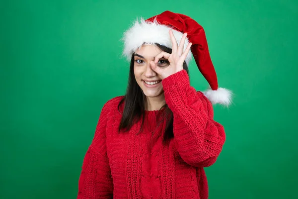 Jovem Mulher Bonita Vestindo Chapéu Natal Santa Sobre Fundo Verde — Fotografia de Stock