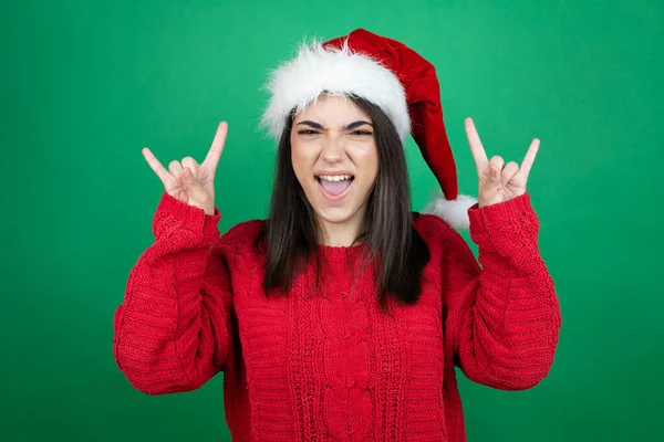 Junge Schöne Frau Trägt Weihnachtsmütze Über Isoliertem Grünem Hintergrund Und — Stockfoto