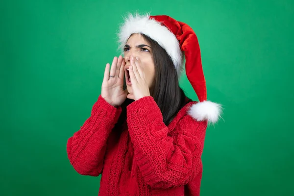 Mladá Krásná Žena Nosí Vánoční Santa Klobouk Přes Izolované Zelené — Stock fotografie