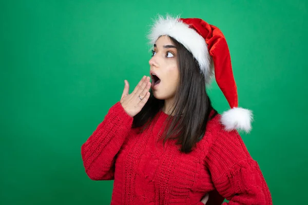 Joven Hermosa Mujer Con Sombrero Navidad Santa Sobre Fondo Verde —  Fotos de Stock