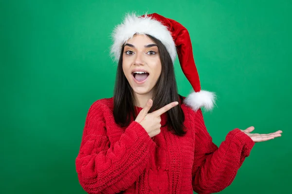 Jovem Mulher Bonita Vestindo Chapéu Natal Santa Sobre Fundo Verde — Fotografia de Stock