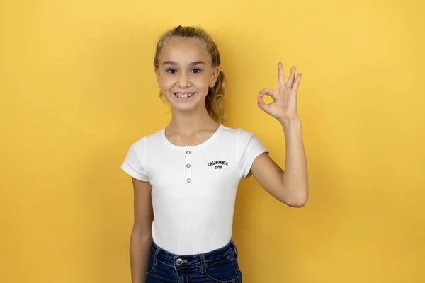 Young Beautiful Child Girl Standing Isolated Yellow Background Doing Gesture — Stock Photo, Image