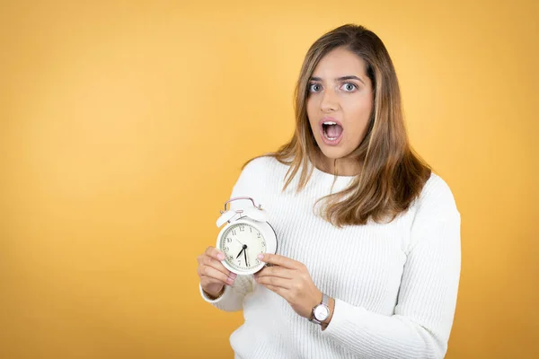 Young Caucasian Woman Isolated Yellow Background Screaming Scared Pointing Clock — Stock Photo, Image
