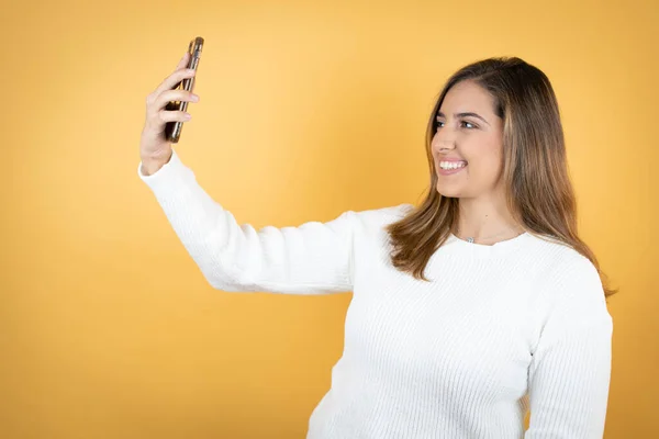 Ung Kaukasiska Kvinna Över Isolerad Gul Bakgrund Tar Selfie Med — Stockfoto