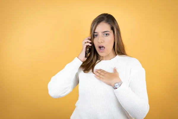 Ung Kaukasisk Kvinna Över Isolerad Gul Bakgrund Talar Telefon Med — Stockfoto