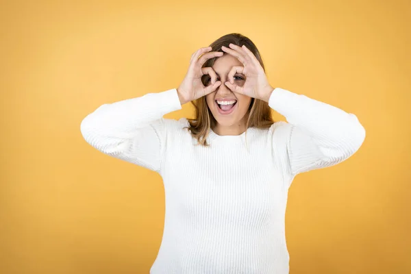 Mulher Caucasiana Jovem Sobre Fundo Amarelo Isolado Fazendo Gesto Chocado — Fotografia de Stock