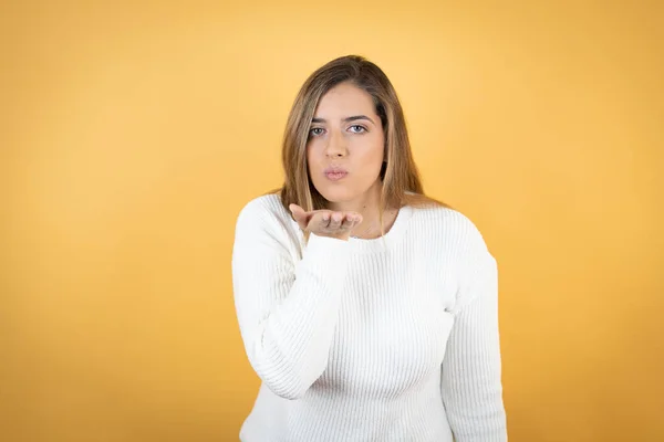 Jonge Blanke Vrouw Geïsoleerde Gele Achtergrond Kijkend Naar Camera Die — Stockfoto