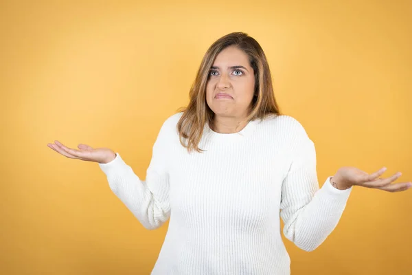 Mujer Caucásica Joven Sobre Fondo Amarillo Aislado Expresión Despistada Confusa — Foto de Stock