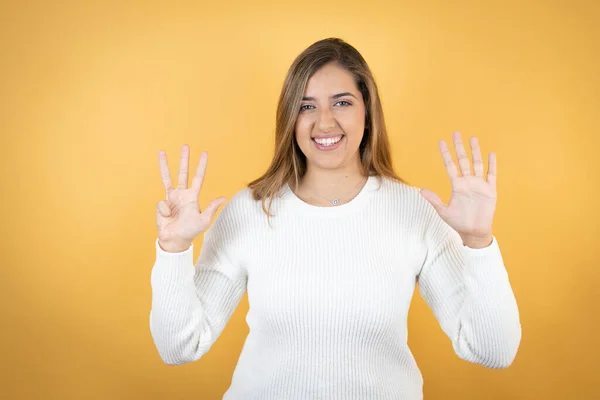 Mulher Caucasiana Jovem Sobre Fundo Amarelo Isolado Mostrando Apontando Para — Fotografia de Stock