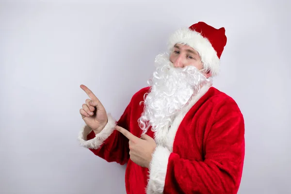 Homem Vestido Papai Noel Sobre Fundo Branco Isolado Apontando Para — Fotografia de Stock