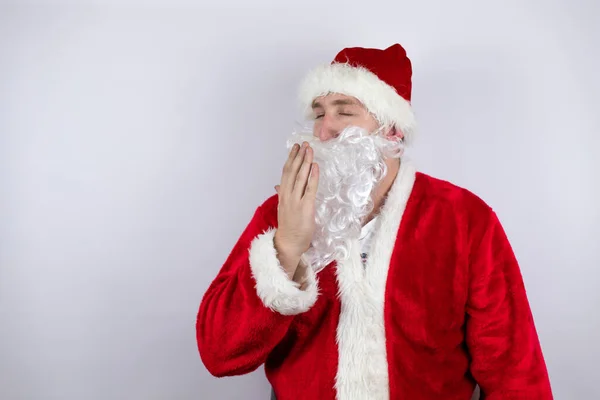 Hombre Vestido Como Santa Claus Pie Sobre Fondo Blanco Aislado — Foto de Stock