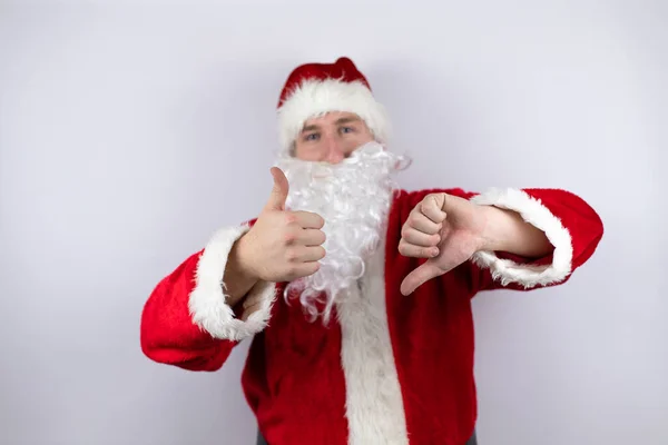 Hombre Vestido Como Santa Claus Parado Sobre Fondo Blanco Aislado — Foto de Stock