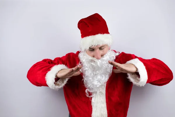 Hombre Vestido Como Papá Noel Parado Sobre Fondo Blanco Aislado — Foto de Stock