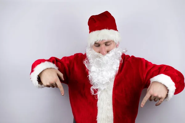 Hombre Vestido Santa Claus Pie Sobre Fondo Blanco Aislado Sorprendido — Foto de Stock