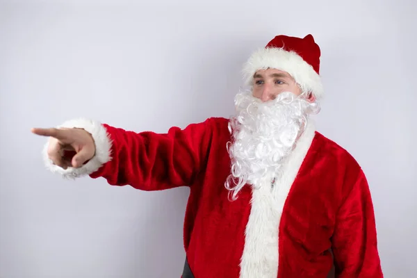 Hombre Vestido Santa Claus Pie Sobre Fondo Blanco Aislado Apuntando — Foto de Stock