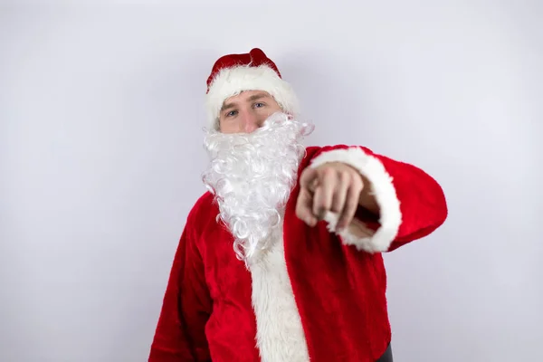 Muž Oblečený Jako Santa Claus Stojící Nad Osamělým Bílým Pozadím — Stock fotografie