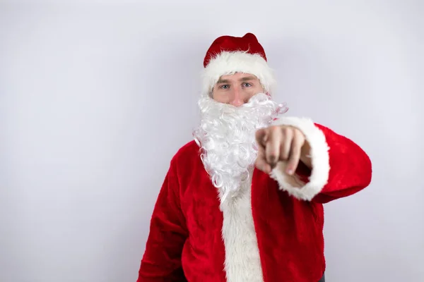 Hombre Vestido Santa Claus Pie Sobre Fondo Blanco Aislado Apuntando — Foto de Stock