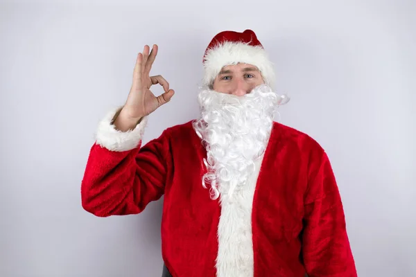 Man Verkleed Als Kerstman Staan Geïsoleerde Witte Achtergrond Doet Teken — Stockfoto