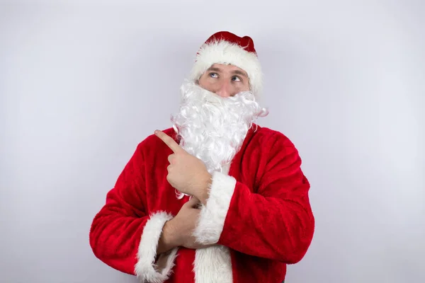 Hombre Vestido Santa Claus Pie Sobre Fondo Blanco Aislado Sonriendo — Foto de Stock