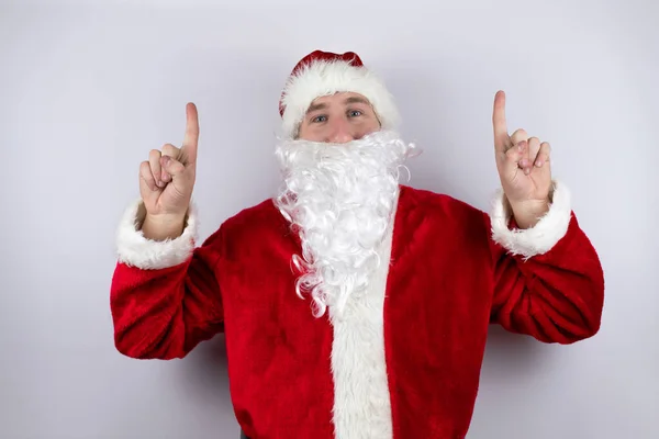 Hombre Vestido Santa Claus Pie Sobre Fondo Blanco Aislado Apuntando — Foto de Stock